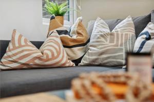 4 Bed Gorgeous Open Plan Chic Townhouse, Central Portsmouth! Great for Groups-With Parking & Xbox - by Blue Puffin Stays