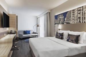 Superior King Room room in Courtyard by Marriott Hamburg City