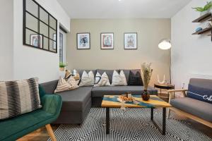4 Bed Gorgeous Open Plan Chic Townhouse, Central Portsmouth! Great for Groups-With Parking & Xbox - by Blue Puffin Stays
