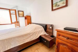 Appartements Manon - Beach by foot Terrace with sea view : photos des chambres