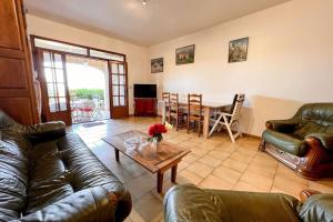 Appartements Manon - Beach by foot Terrace with sea view : photos des chambres