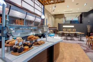 纽约皇后区新鲜草原万怡酒店 - Utopia