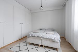 Lakefront 2BR Home with Sauna near Railway Station & Downtown