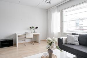 Lakefront 2BR Home with Sauna near Railway Station & Downtown