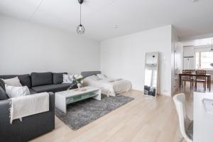 Lakefront 2BR Home with Sauna near Railway Station & Downtown