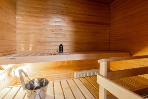 Lakefront 2BR Home with Sauna near Railway Station & Downtown