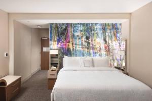 Guest room, 1 King, Sofa bed room in Courtyard by Marriott Baton Rouge Downtown