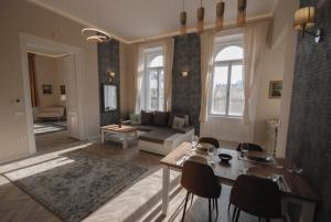 Luxury Apartment across iconic building, Central, AC, Metro 1, Sleeps 6