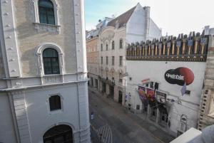 Luxury Apartment across iconic building, Central, AC, Metro 1, Sleeps 6