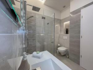 Luxury Apartment across iconic building, Central, AC, Metro 1, Sleeps 6