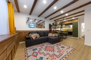 Цілий триповерховий будинок FREEMAN-3 над річкою з альтанкою та грилем