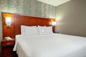 King Room with Sofa Bed room in Courtyard Oakland Downtown