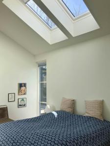 Natural Light And Short Walk To Water In Home
