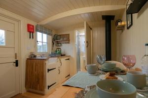 ShepherdsHut-Cotswolds-PetFriendly-WoodBurner