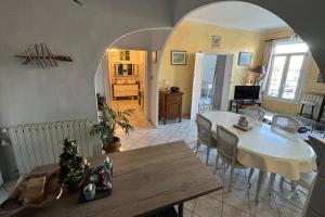 Appartements appartquaisete et garage : photos des chambres