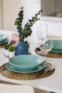 Mokotów Modern Apartment with Desk for Remote Work by Noclegi Renters