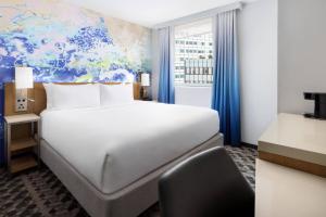 Guest room, 1 King, City view room in Courtyard New York Downtown Manhattan/Financial District