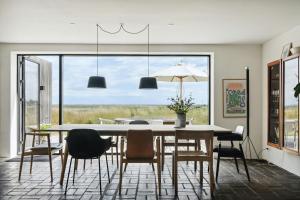 Architectural Simplicity With Vast Views