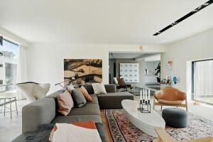 Architectural Simplicity With Vast Views