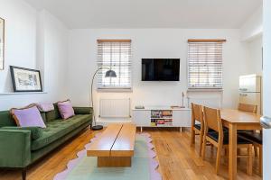 Stylish Chelsea Flat with Luxe Comfort & Charm