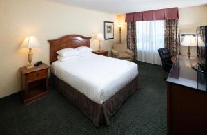Standard Queen Bed room in Red Lion Hotel Eureka