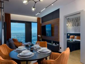 URBAN APARTMENTS GLOBAL SKYLINE, 21st Floor No 19, Free Garage, Self Check-in, No Deposit