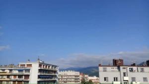 One bedroom in a shared appartement with mountain view