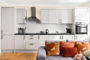 Marylebone Residence with Spacious Kitchen and Living Area