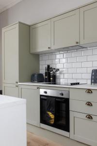 Flatzy - City Centre Mansion, Sleeps 20, 5 Baths