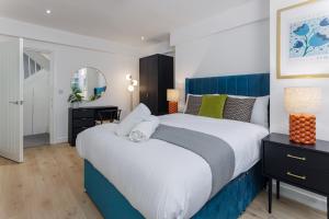 Flatzy - City Centre Mansion, Sleeps 22, 5 Baths