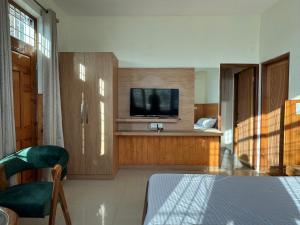 Hues & Trails Ground Zero