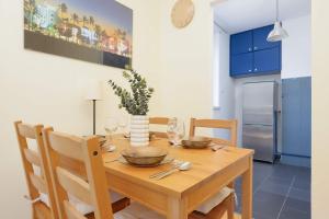 Wałowa Apartment with Balcony Warsaw Downtown by Noclegi Renters