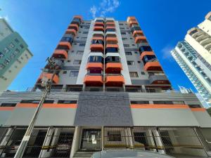 350 metros da Praia Central na Avenida Brasil próximo à Roda Gigante e Shopping Atlântico