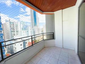 350 metros da Praia Central na Avenida Brasil próximo à Roda Gigante e Shopping Atlântico