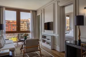 Studio Deluxe with River View room in Portrait Firenze - Lungarno Collection