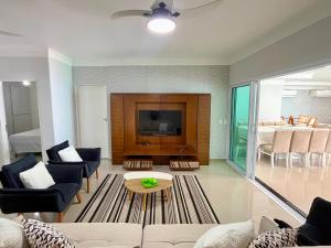 Casa Espaçosa com 5 Quartos Piscina Privativa 300m da Praia Ar condicionado em todos cômodos