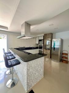 Casa Espaçosa com 5 Quartos Piscina Privativa 300m da Praia Ar condicionado em todos cômodos