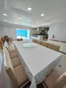 Casa Espaçosa com 5 Quartos Piscina Privativa 300m da Praia Ar condicionado em todos cômodos