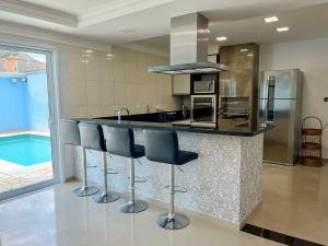 Casa Espaçosa com 5 Quartos Piscina Privativa 300m da Praia Ar condicionado em todos cômodos