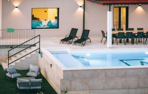 Beautiful Casa Vitale with pool in Tinjan