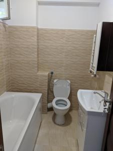 City Center One-Bedroom Apartment with Full Kitchen 5 Min Walk to Parliament