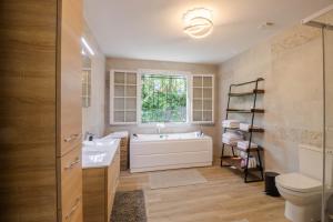 Maisons de vacances La Villa Cyrano - Maison avec piscine privee! : photos des chambres