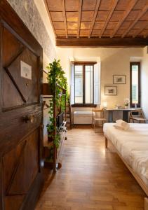 Via Benedetta, 13 - Florence Charming Apartments - Florentine Gem Steps from Station - Prime Spot!