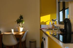 9min Metro to Downtown - couples&kids - free parking