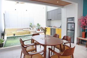 Kyoto House - KBP with Onsen style pool, Warm water, Near Parahyangan Golf