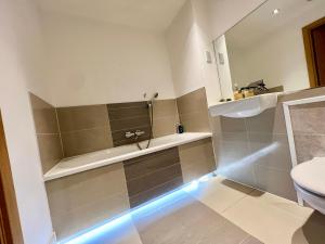 Cosy 2 Bed 2 Bath Apartment with Free Parking Smart TV Netflix and WIFI in Dartford 10 min to Bluewater