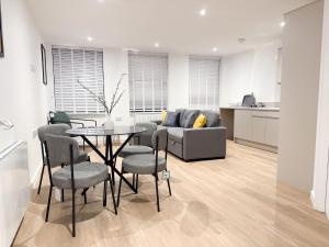 Spacious Modern 1 Bed Apartments in St Neots - Perfect for Contractors & Professionals - Free Parking - WiFi - Fully Equipped Kitchen - Smart TV Ideal for Work Stays and Long Projects