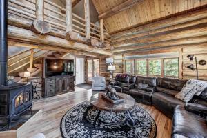 Peaceful Pines Log Lodge