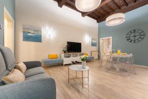 Via Santa Reparata, 1 - 2nd floor - Stunning and Spacious 10 min to Historic Center