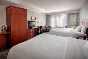 Larger Guest room, 2 Queen, Sofa bed   room in Courtyard Republic Airport Long Island/Farmingdale